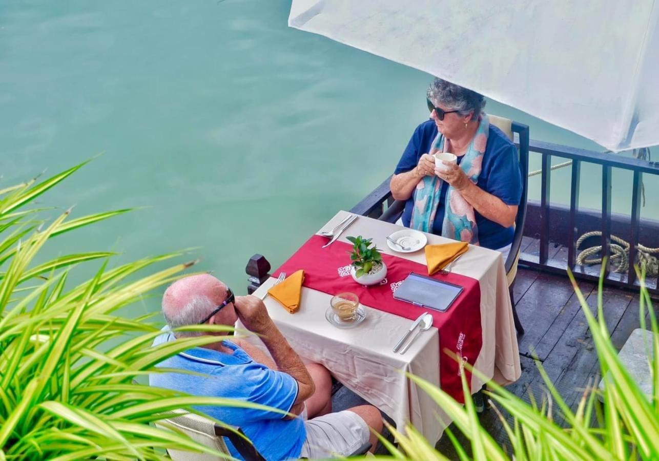 Little Riverside Hoi An . A Luxury Hotel & Spa Exteriör bild A couple at a restaurant